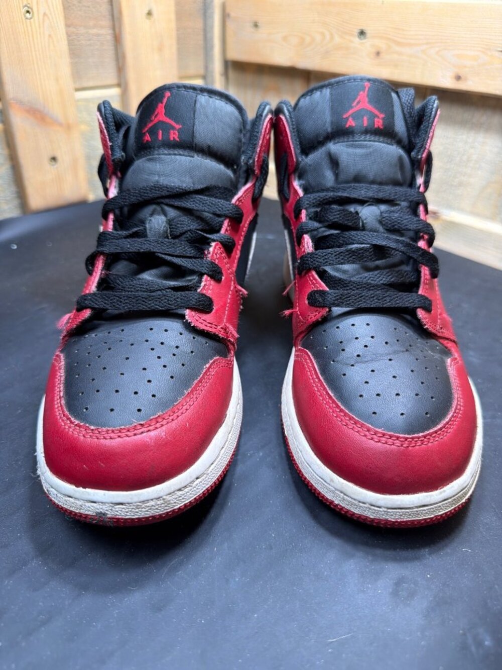 Air Jordan 1 Mid Bred Toe GS Youth 6.5Y Sneakers Red Black DQ8423-061 - Picture 3 of 9